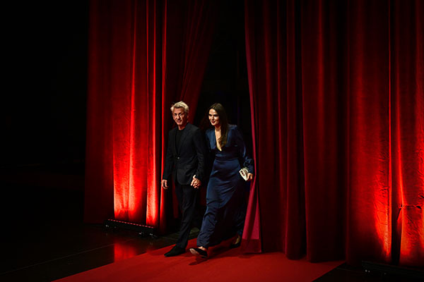 <span style='display:inline-block; background-color:#DF071E; width: 100%;padding:5px;'>Sean Penn et Valeria Nicov</span>