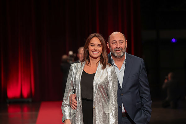 <span style='display:inline-block; background-color:#DF071E; width: 100%;padding:5px;'>Julia Vignali et Kad Merad</span>