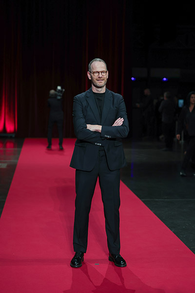 <span style='display:inline-block; background-color:#DF071E; width: 100%;padding:5px;'>Joachim Trier</span>