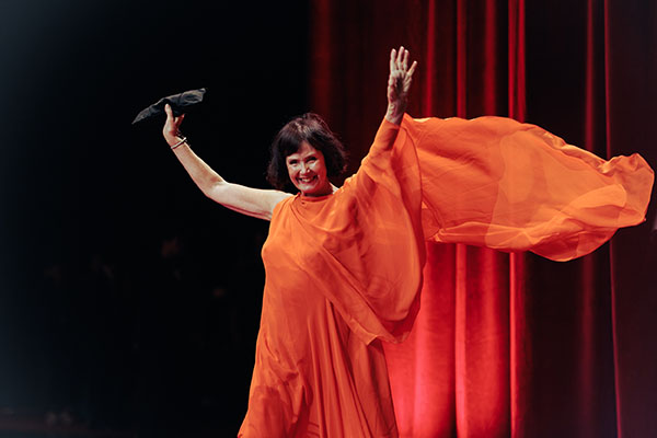 <span style='display:inline-block; background-color:#DF071E; width: 100%;padding:5px;'>Sabine Azéma</span>