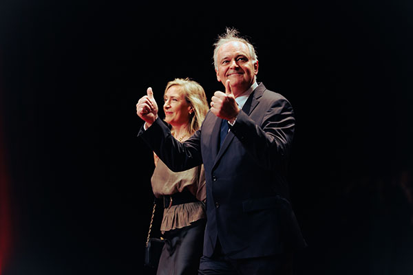 <span style='display:inline-block; background-color:#DF071E; width: 100%;padding:5px;'>Christian Carion et sa femme</span>