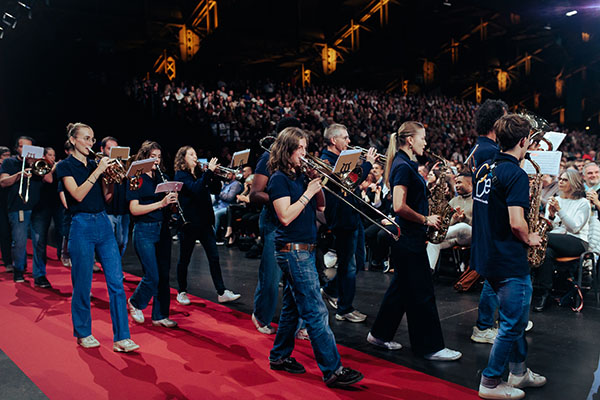 <span style='display:inline-block; background-color:#DF071E; width: 100%;padding:5px;'>La fanfare Les Essoufflées</span>