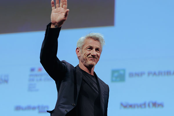 <span style='display:inline-block; background-color:#DF071E; width: 100%;padding:5px;'>Sean Penn</span>