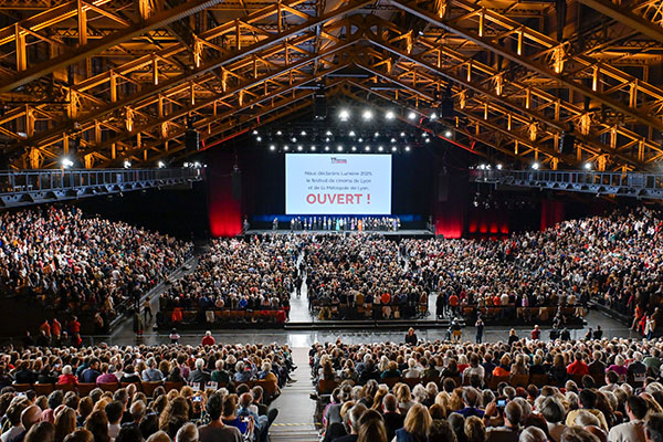 <span style='display:inline-block; background-color:#DF071E; width: 100%;padding:5px;'>Festival Lumière 2025 ouvert !</span>