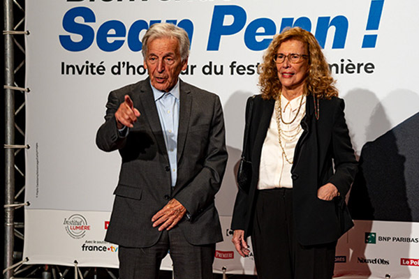 <span style='display:inline-block; background-color:#DF071E; width: 100%;padding:5px;'>Costa-Gavras et Michèle Ray-Gavras</span>

