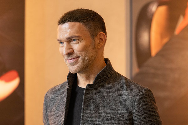 <span style='display:inline-block; background-color:#DF071E; width: 100%;padding:5px;'>Travis Knight</span>