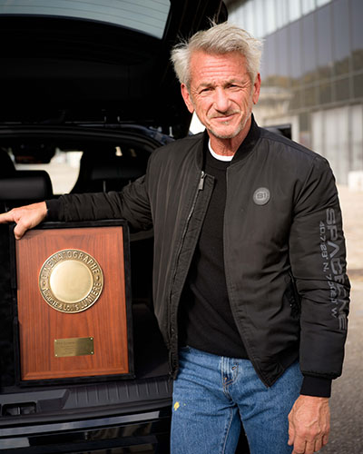 <span style='display:inline-block; background-color:#DF071E; width: 100%;padding:5px;'>Sean Penn</span>