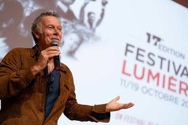 <span style='display:inline-block; background-color:#DF071E; width: 100%;padding:5px;'>Franck Dubosc</span>