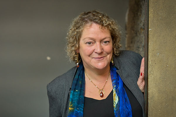 <span style='display:inline-block; background-color:#DF071E; width: 100%;padding:5px;'>Anne-Laure Brénéol</span>