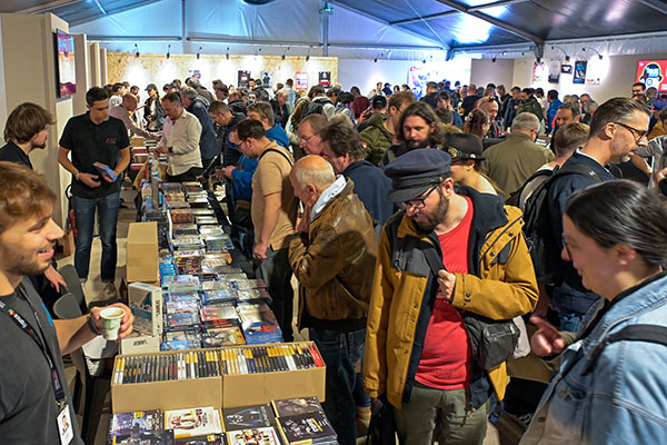 <span style='display:inline-block; background-color:#DF071E; width: 100%;padding:5px;'>7e Salon du DVD</span>