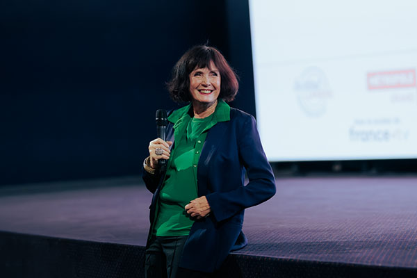 <span style='display:inline-block; background-color:#DF071E; width: 100%;padding:5px;'>Sabine Azéma</span>