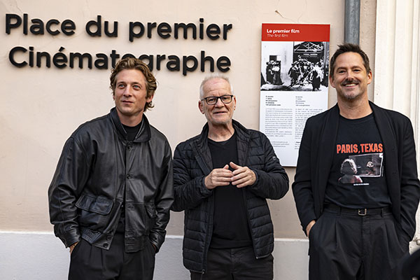 <span style='display:inline-block; background-color:#DF071E; width: 100%;padding:5px;'>Jeremy Allen White, Thierry Frémaux et Scott Cooper</span>