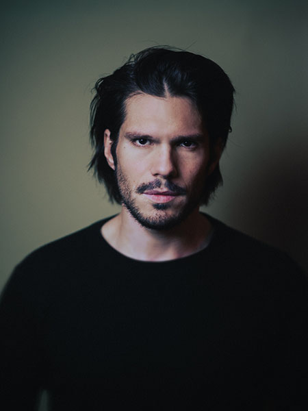 <span style='display:inline-block; background-color:#DF071E; width: 100%;padding:5px;'>François Civil</span>