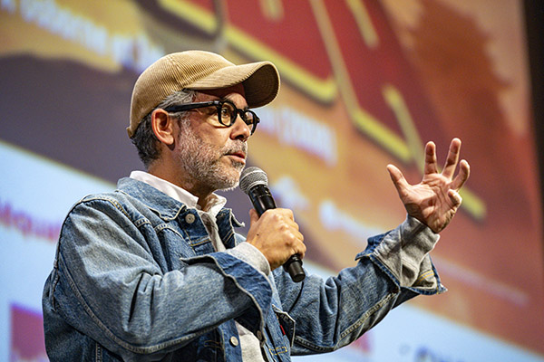 <span style='display:inline-block; background-color:#DF071E; width: 100%;padding:5px;'>SÉANCE FAMILLE Manu Payet</span>