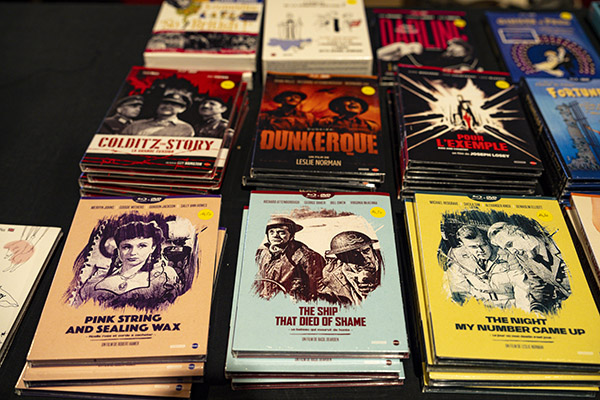 <span style='display:inline-block; background-color:#DF071E; width: 100%;padding:5px;'>7e Salon du DVD</span>