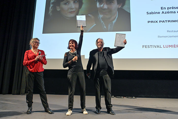 <span style='display:inline-block; background-color:#DF071E; width: 100%;padding:5px;'>Sabine Azéma et Pierre Arditi</span>