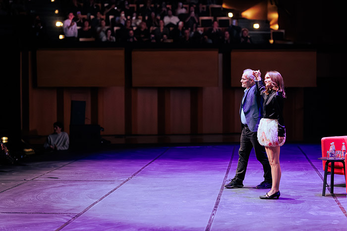 <span style='display:inline-block; background-color:#DF071E; width: 100%;padding:5px;'>Une soirée avec Natalie Portman</span>
