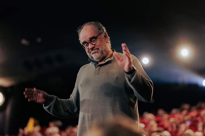 <span style='display:inline-block; background-color:#DF071E; width: 100%;padding:5px;'>Laurent Delmas</span>
