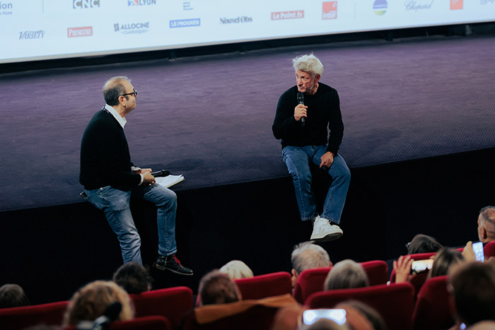 <span style='display:inline-block; background-color:#DF071E; width: 100%;padding:5px;'>Sean Penn</span>
