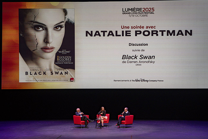 <span style='display:inline-block; background-color:#DF071E; width: 100%;padding:5px;'>Une soirée avec Natalie Portman</span>