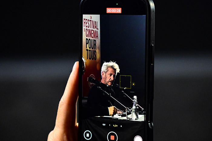 <span style='display:inline-block; background-color:#DF071E; width: 100%;padding:5px;'>MASTER CLASS Rencontre avec Sean Penn</span>