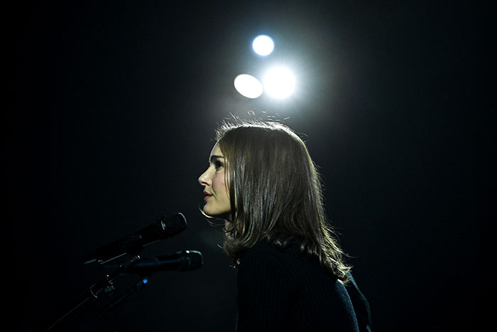 <span style='display:inline-block; background-color:#DF071E; width: 100%;padding:5px;'>MASTER CLASS Rencontre avec Natalie Portman</span>