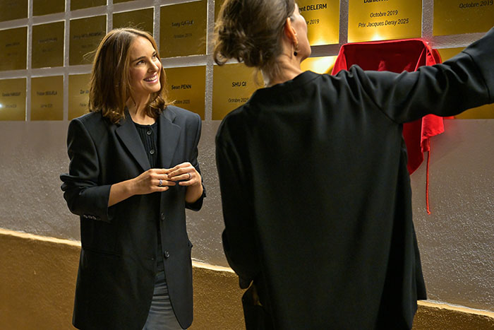 <span style='display:inline-block; background-color:#DF071E; width: 100%;padding:5px;'>Natalie Portman</span>