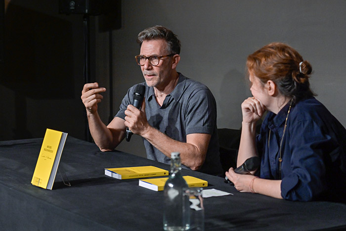 <span style='display:inline-block; background-color:#DF071E; width: 100%;padding:5px;'>RENCONTRE avec Michel Hazanavicius</span>
