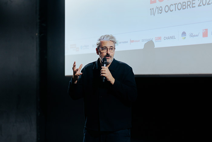 <span style='display:inline-block; background-color:#DF071E; width: 100%;padding:5px;'>Anthony Bobeau (distributeur cinéma)</span>