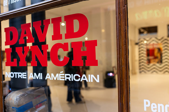 <span style='display:inline-block; background-color:#DF071E; width: 100%;padding:5px;'>Exposition : David Lynch  Notre ami américain</span>