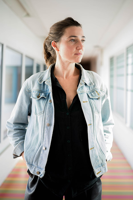 <span style='display:inline-block; background-color:#DF071E; width: 100%;padding:5px;'>Nina Meurisse</span>