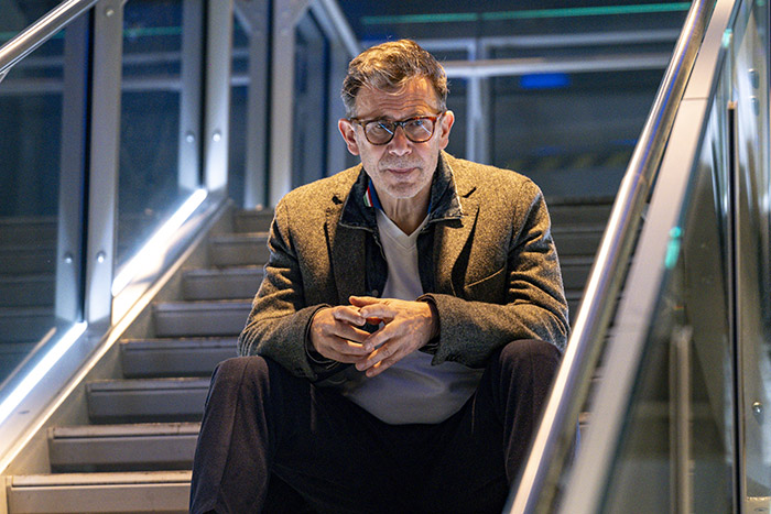 <span style='display:inline-block; background-color:#DF071E; width: 100%;padding:5px;'>Michel Hazanavicius</span>