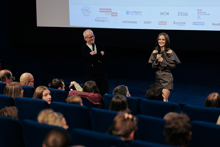 <span style='display:inline-block; background-color:#DF071E; width: 100%;padding:5px;'>Natalie Portman</span>