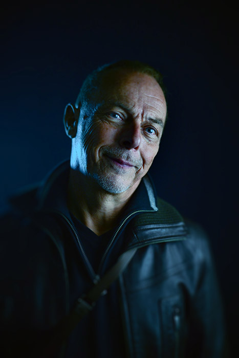 <span style='display:inline-block; background-color:#DF071E; width: 100%;padding:5px;'>Yves Montmayeur</span>