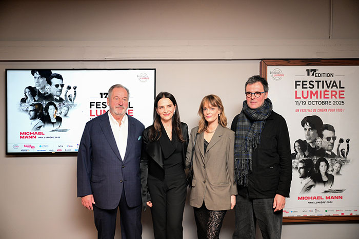 <span style='display:inline-block; background-color:#DF071E; width: 100%;padding:5px;'>AVANT-PREMIÈRE In-I In Motion</span>