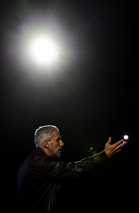 <span style='display:inline-block; background-color:#DF071E; width: 100%;padding:5px;'>Sami Bouajila</span>