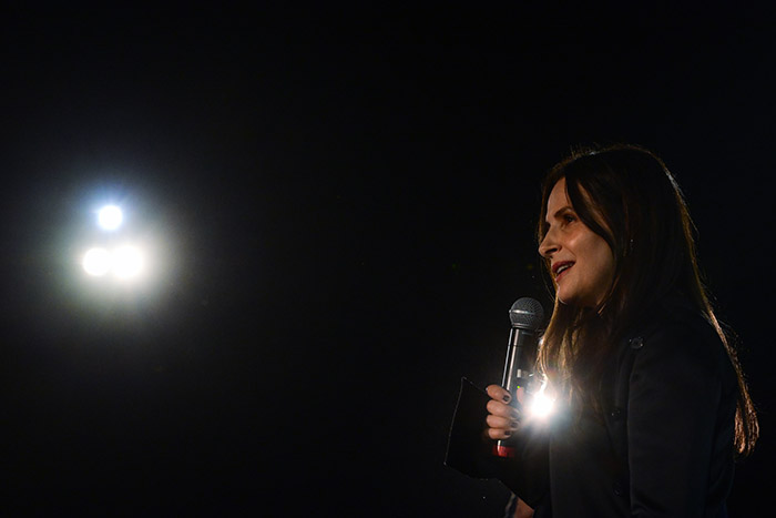 <span style='display:inline-block; background-color:#DF071E; width: 100%;padding:5px;'>Juliette Binoche</span>