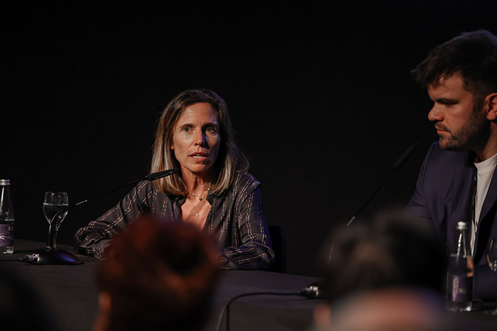 <span style='display:inline-block; background-color:#DF071E; width: 100%;padding:5px;'>Justine Ryst</span>