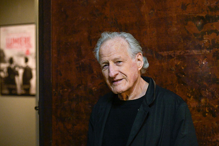 <span style='display:inline-block; background-color:#DF071E; width: 100%;padding:5px;'>Michael Mann arrive à Lyon</span>