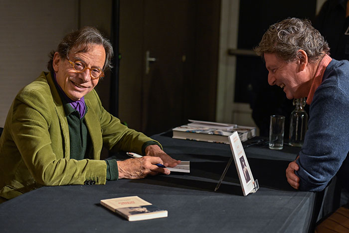 <span style='display:inline-block; background-color:#DF071E; width: 100%;padding:5px;'>Olivier Barrot</span>