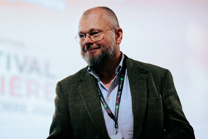 <span style='display:inline-block; background-color:#DF071E; width: 100%;padding:5px;'>Michal Bregant (Narodni Filmovy Archiv) </span>