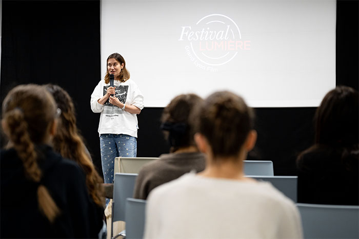 <span style='display:inline-block; background-color:#DF071E; width: 100%;padding:5px;'>Emmanuelle Devos</span>