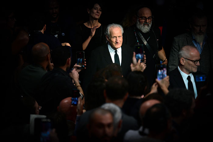 <span style='display:inline-block; background-color:#DF071E; width: 100%;padding:5px;'>Remise du Prix Lumière à Michael Mann</span>