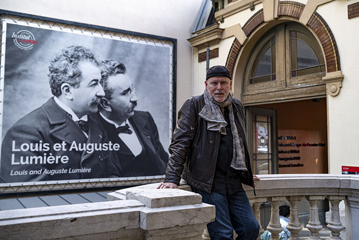 <span style='display:inline-block; background-color:#DF071E; width: 100%;padding:5px;'>Guillaume Ribot, réalisateur français</span>
