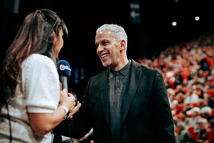 <span style='display:inline-block; background-color:#DF071E; width: 100%;padding:5px;'>Sami Bouajila</span>