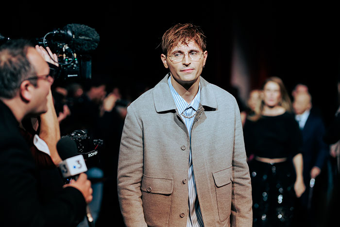 <span style='display:inline-block; background-color:#DF071E; width: 100%;padding:5px;'>Raphaël Quenard</span>