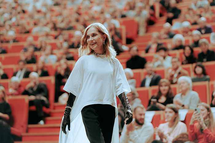 <span style='display:inline-block; background-color:#DF071E; width: 100%;padding:5px;'>Isabelle Huppert</span>
