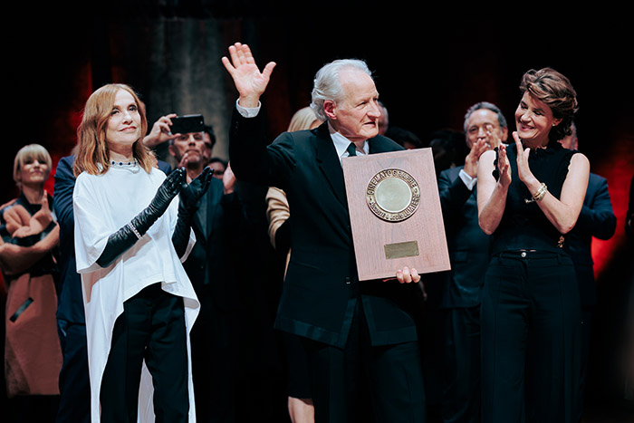<span style='display:inline-block; background-color:#DF071E; width: 100%;padding:5px;'>Remise du prix Lumière 2025 à Michael Mann</span>