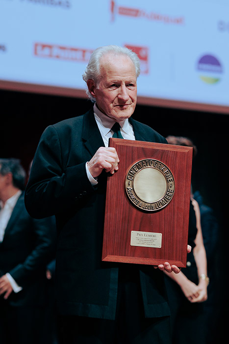 <span style='display:inline-block; background-color:#DF071E; width: 100%;padding:5px;'>Michael Mann</span>