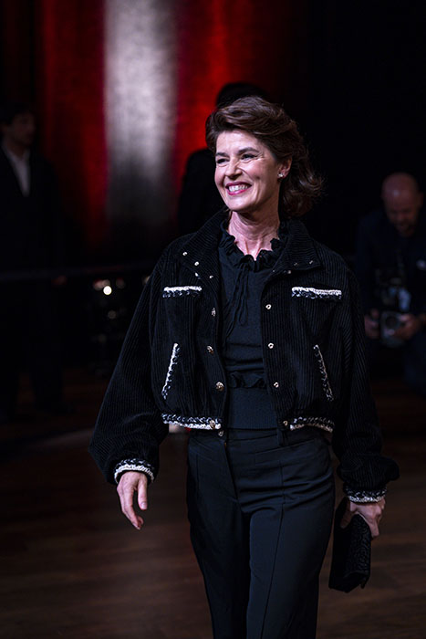 <span style='display:inline-block; background-color:#DF071E; width: 100%;padding:5px;'>Irène Jacob</span>